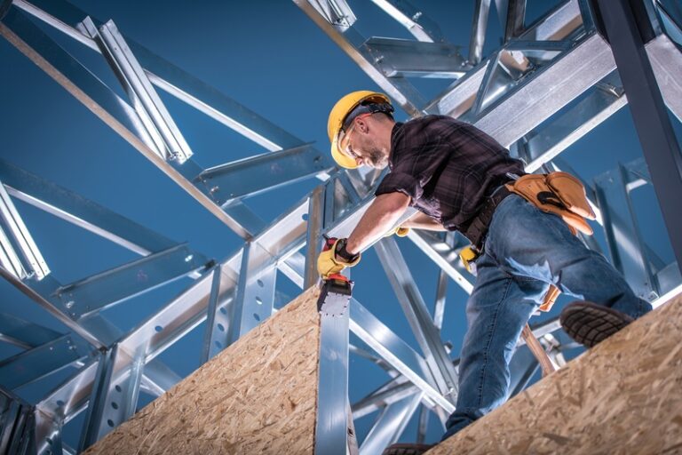 Profissional da construção civil usando EPIs e atuando com base no Lean Construction para construir uma estrutura de aço.