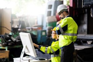 Consultoria online​ para suporte técnico: engenheiros obtendo suporte pelo computador na indústria.