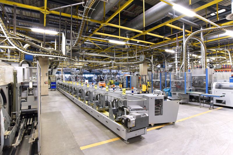 Montagem industrial: linha de produção com diversas máquinas em indústria.