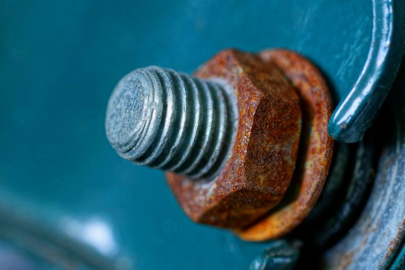 proteção contra corrosão: close de porca e parafuso enferrujados