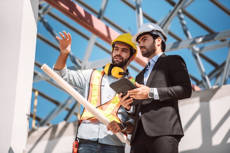 tendências em Instalação Industrial: engenheiro e executivo conversando em construção industrial